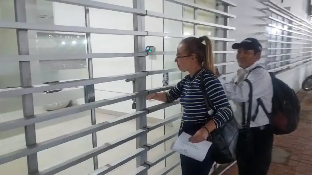 Candados y llaves nuevas: tras la reelección de Perales, bloquean el ingreso al Concejo a opositores de Regys Medina