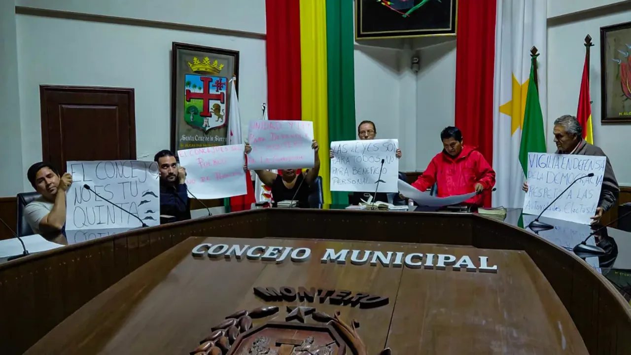 Vigilia en el Concejo: concejales de oposición pasan la noche en el hemiciclo para evitar quedar fuera de la sesión