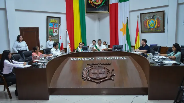Perales se reelige con suplentes y amenaza con quitar el mandato a concejales opositores
