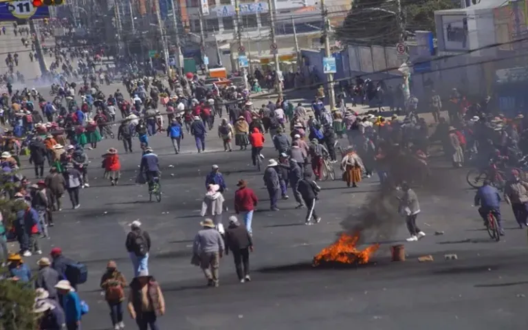 Violencia y caos en La Paz: protestas terminan con saqueos, incendios y enfrentamientos cerca de Plaza Murillo