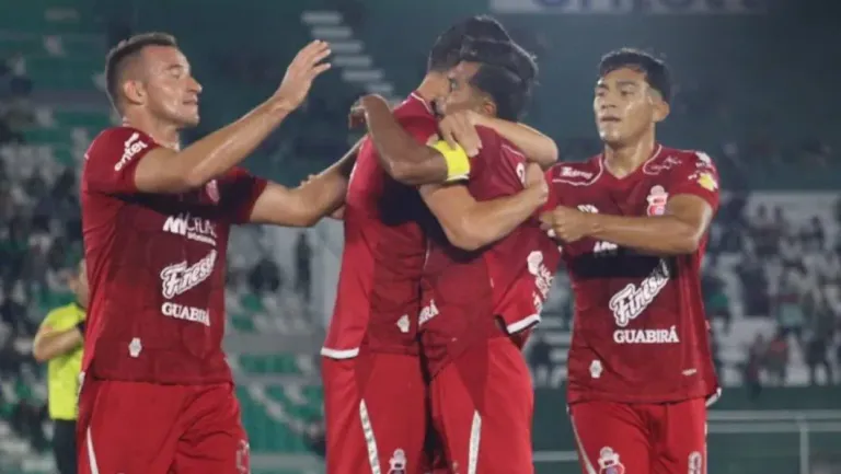 Guabirá suma y mejora: empate 2-2 y le amarga la noche a Oriente en el Tahuichi