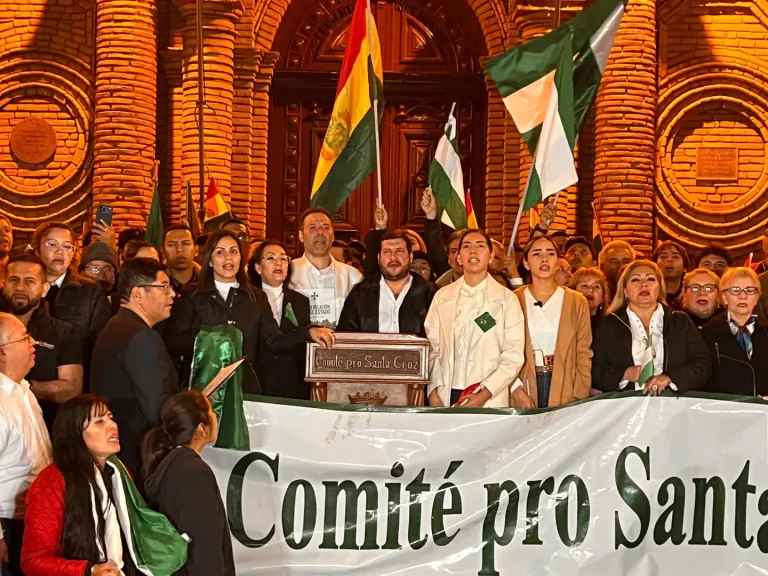 Santa Cruz toma las calles y eleva la presión al Gobierno tras semanas de bloqueos